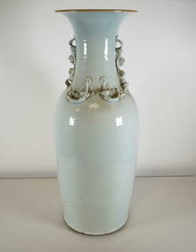 CHINESE BLANC DE CHINE PORCELAIN TEMPLE VASE (1 of 12)