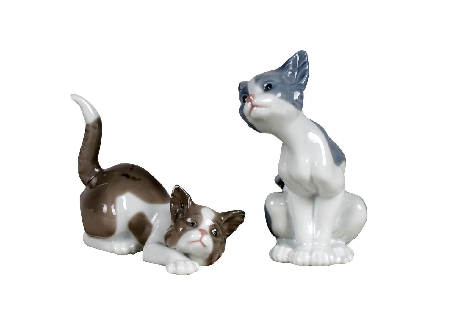 TWO LLADRO CAT FIGURINES (1 of 7)