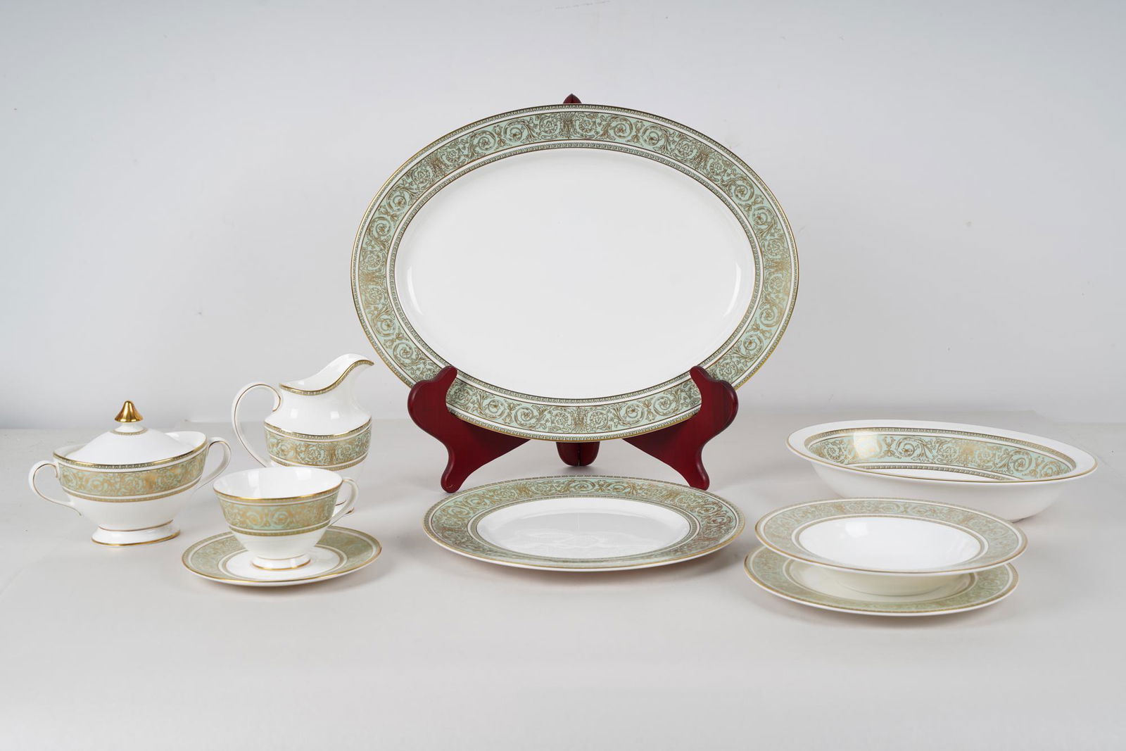 SET OF ROYAL DOULTON PORCELAIN DINNERWARE (1 of 13)