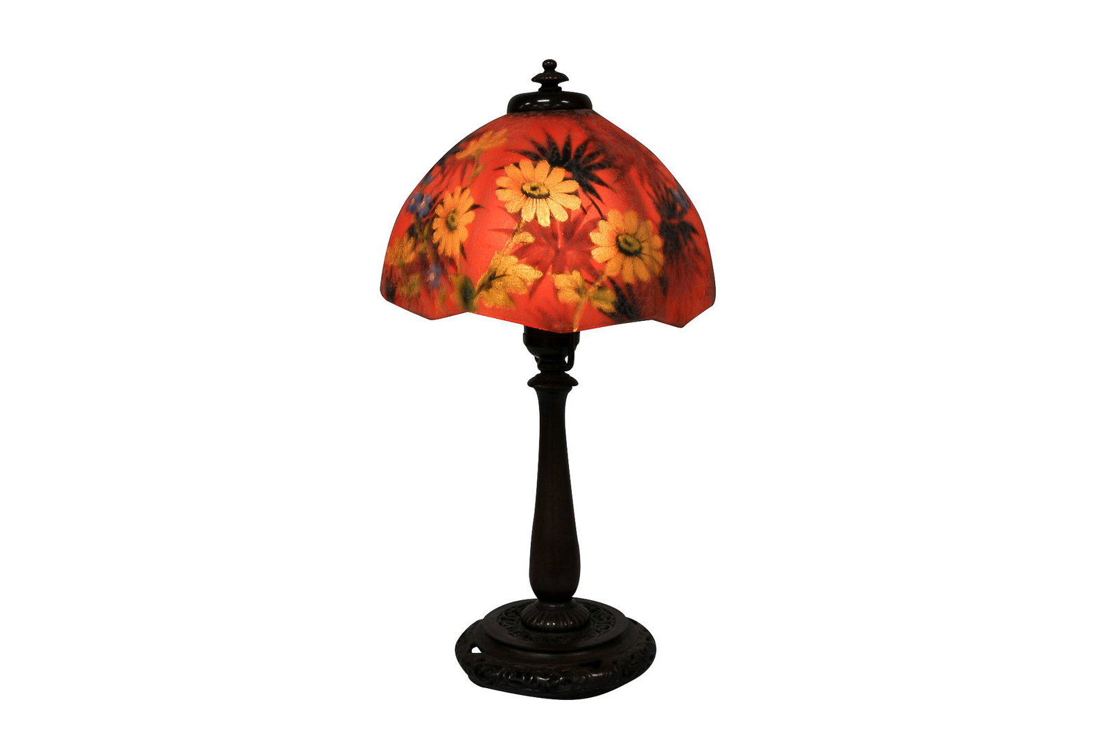 HANDEL BUTTERFLY DAISIES DESK LAMP: circa 1923 reverse painted "chipped ice" glass shade with a patinated bronze base shade depicting daisies and a butterfly on a red ground shade signed HANDEL 7067 underside Condition: with small chip 