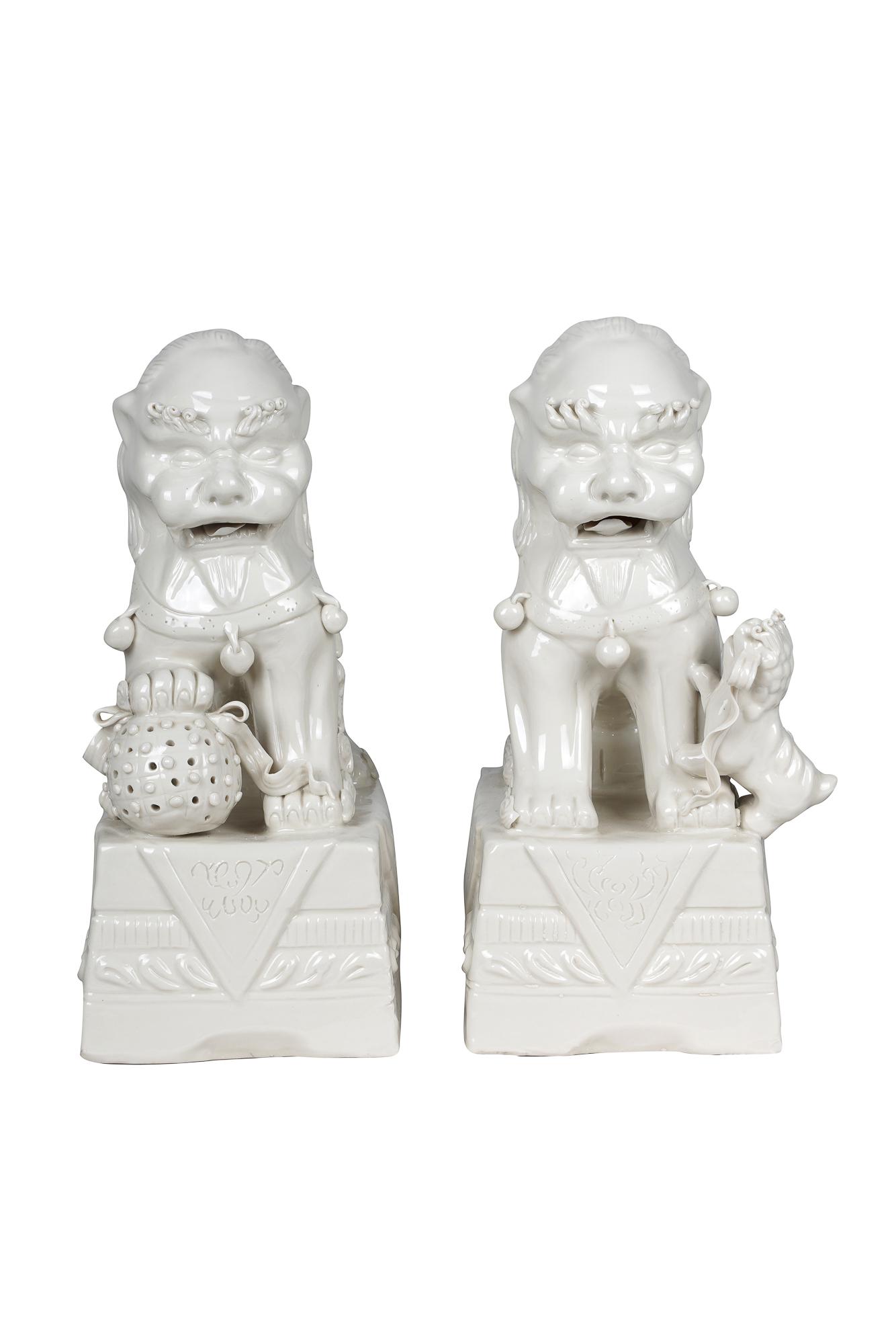 PAIR OF DECORATIVE CERAMIC FOO LIONS (1 of 11)