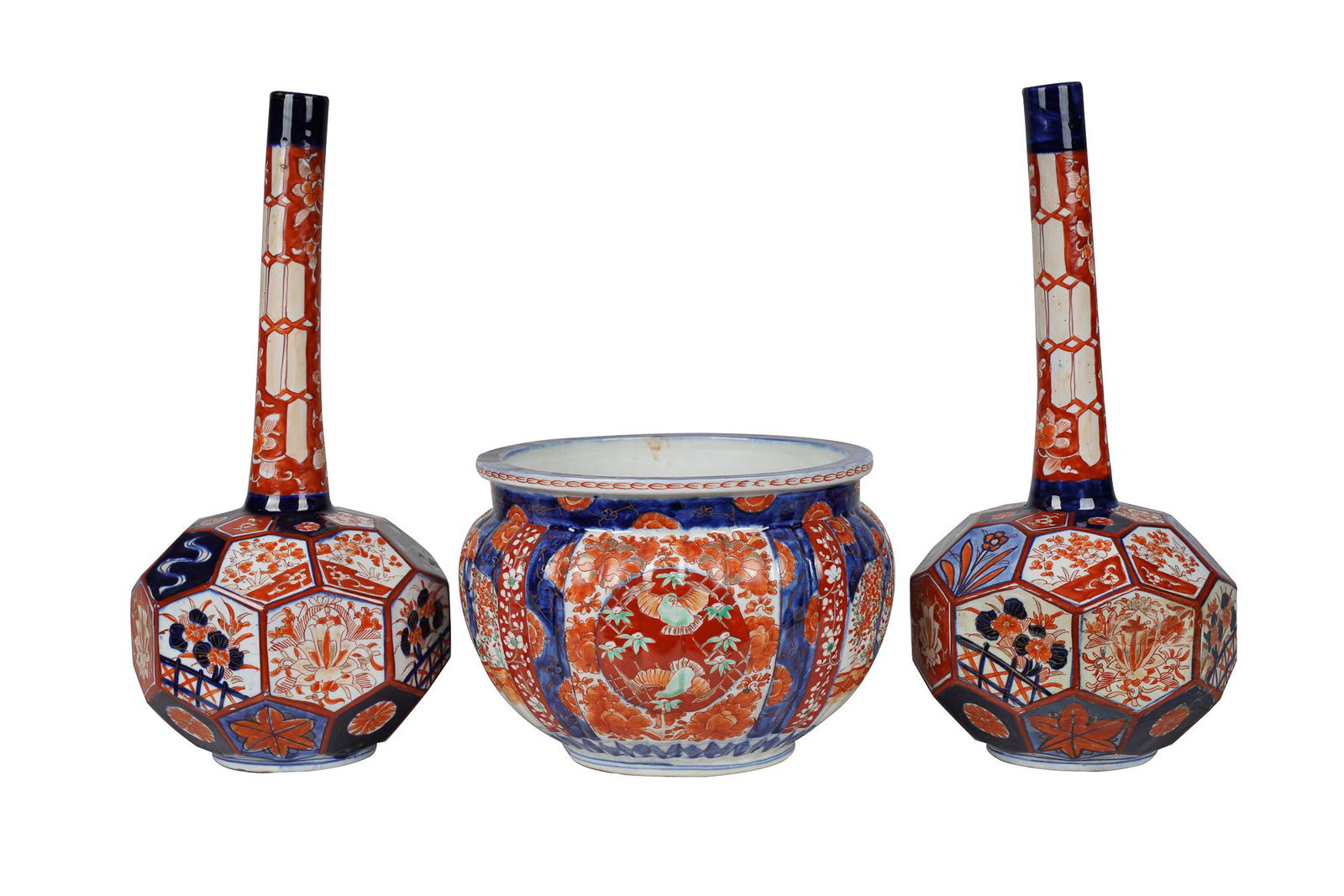 THREE PIECES OF IMARI PORCELAIN (1 of 15)