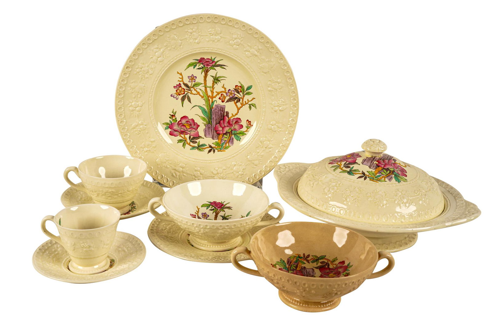 WEDGWOOD CHINA DINNER SERVICE: Nankin "Wellesley" pattern Wedgewood marks to undersides comprising: 12 dinner plates (11" diameter), 12 salad plates (8 5/8" diameter), 3 bread plates (7" diameter), 3 cereal bowls (6 3/4" diameter),