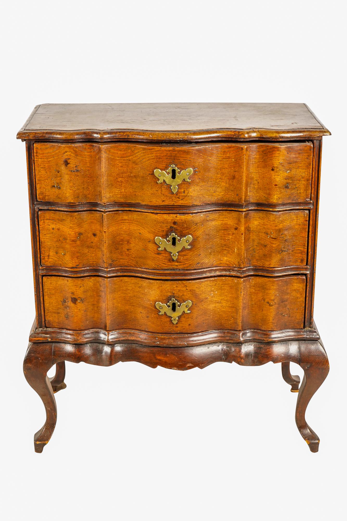 CONTINENTAL OAK & WALNUT PETITE COMMODE (1 of 7)