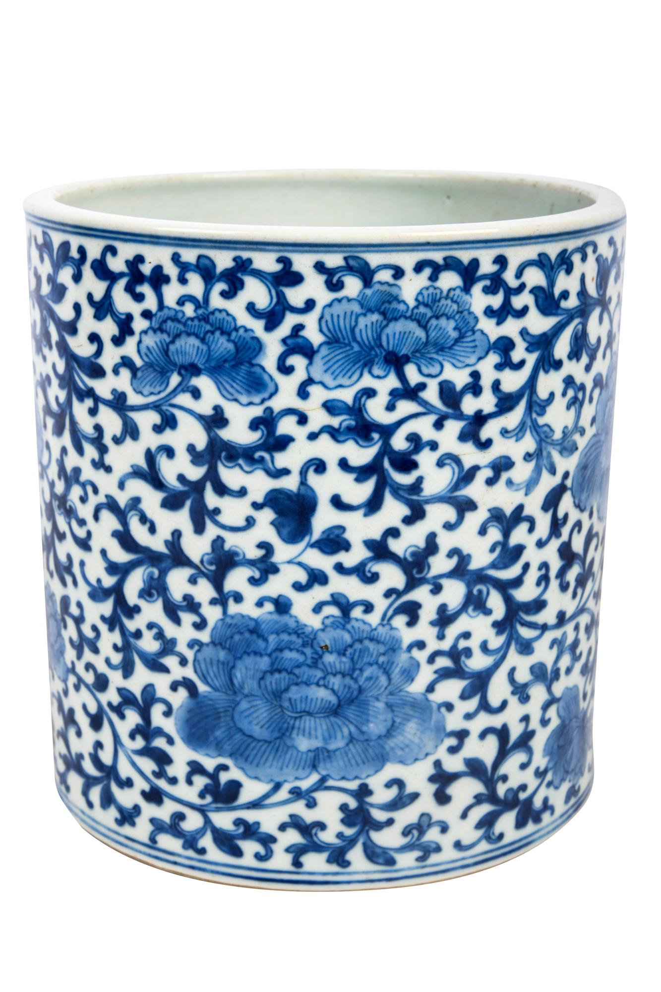 CHINESE BLUE & WHITE PORCELAIN POT (1 of 7)