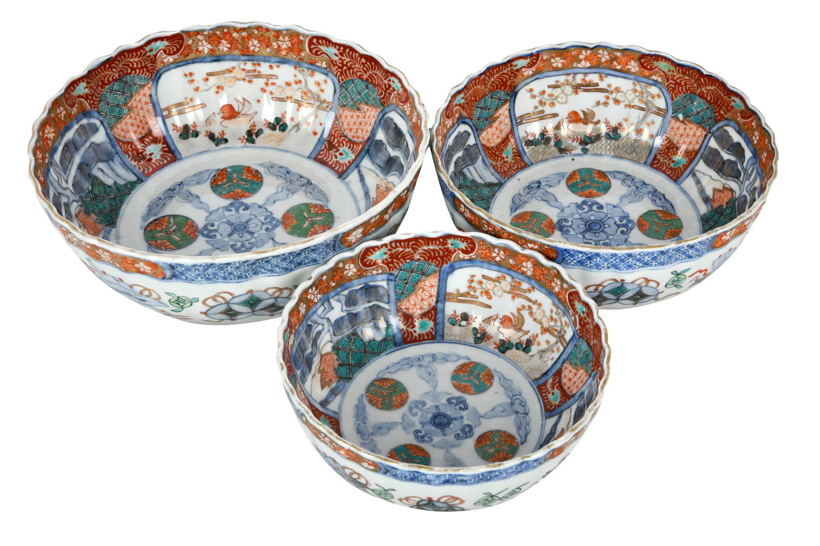 THREE IMARI PORCELAIN BOWLS (1 of 10)