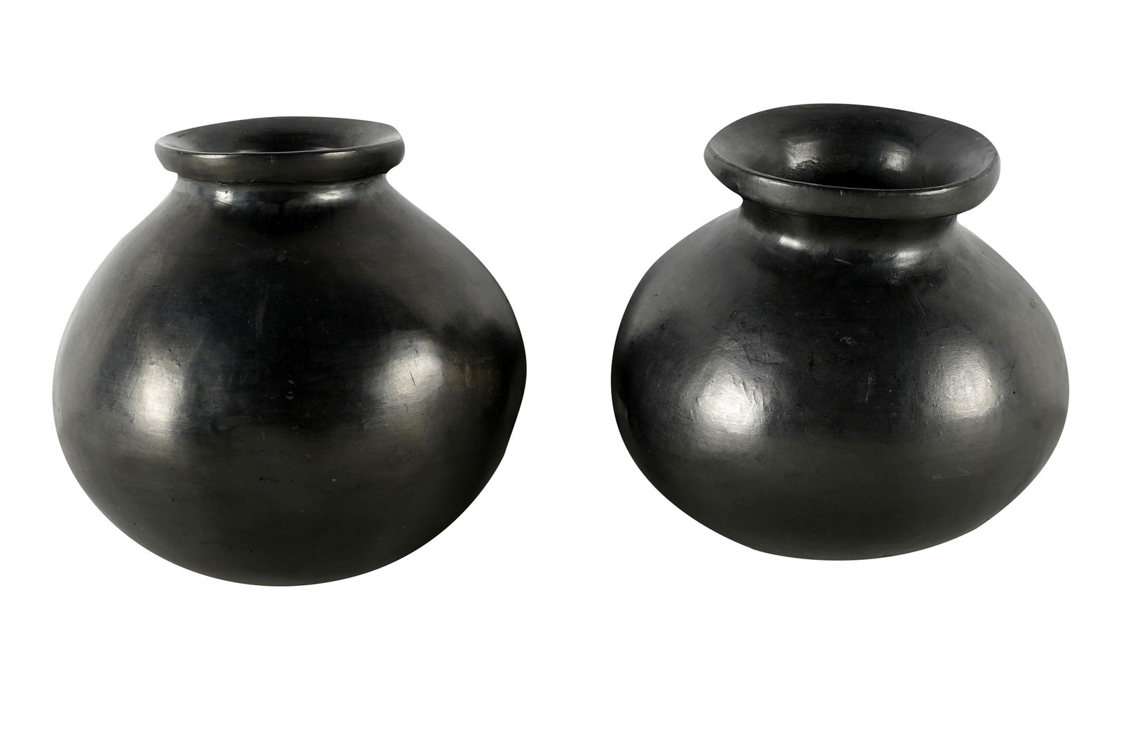 TWO SOUTHWEST STYLE POTTERY VASES (1 of 5)