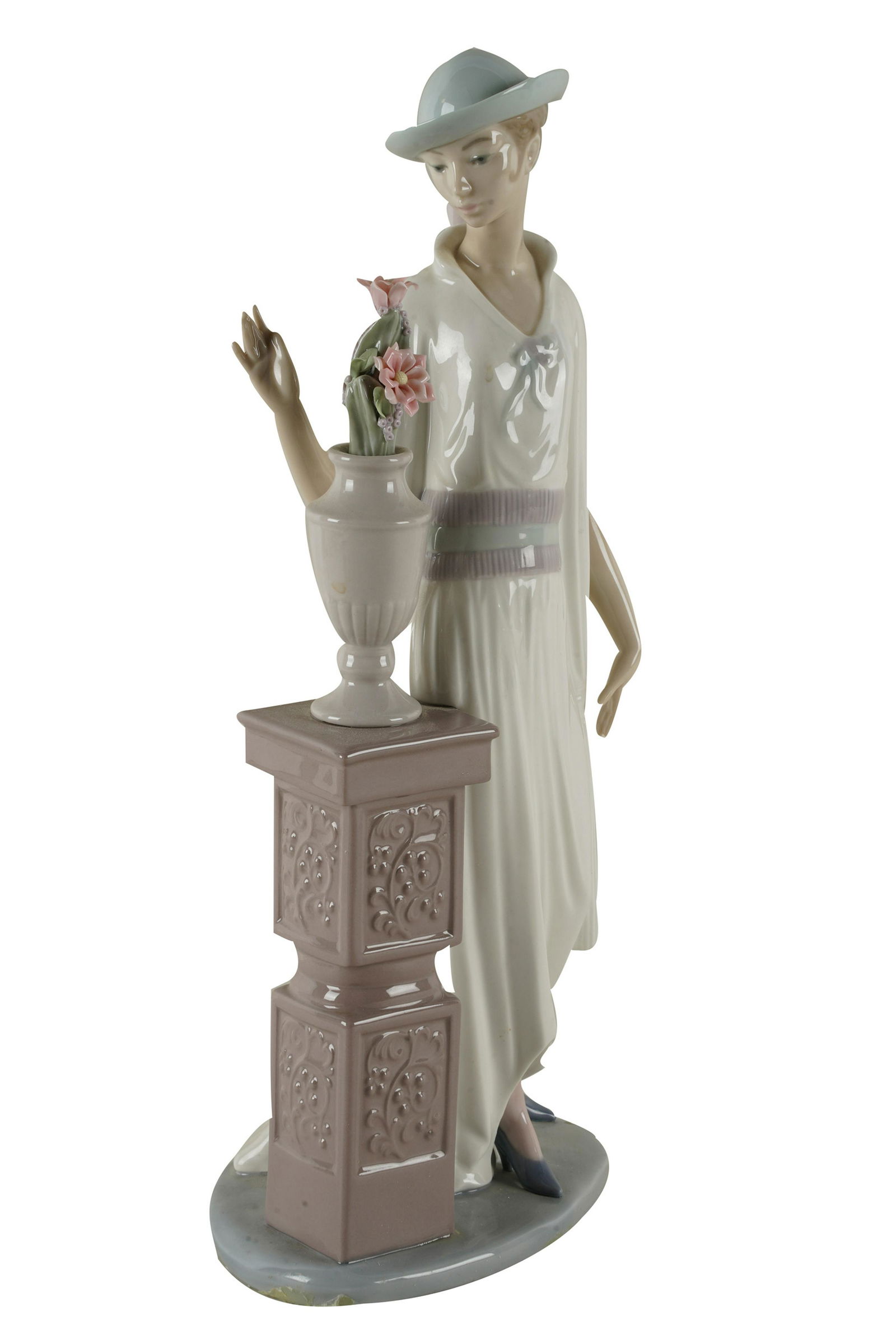 LLADRO: PORCELAIN FIGURE OF A WOMAN WITH HAT (1 of 8)