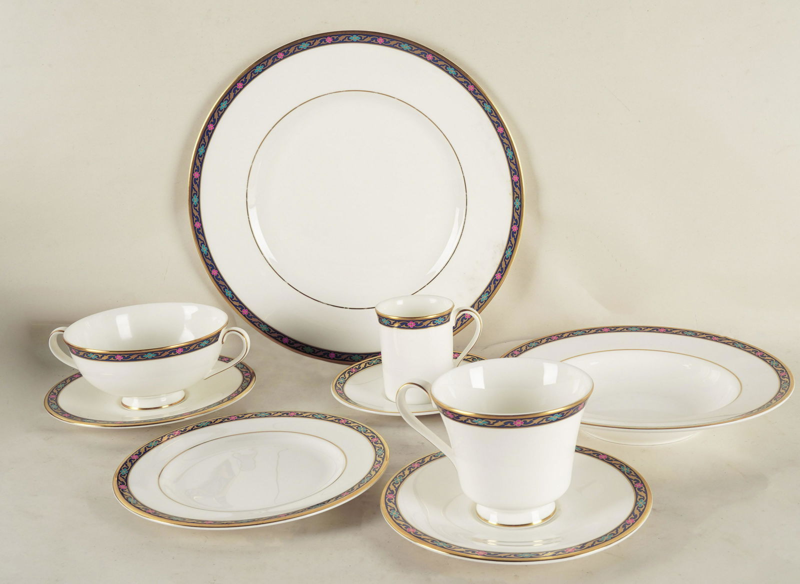 ROYAL DOULTON PORCELAIN SERVICE (1 of 9)