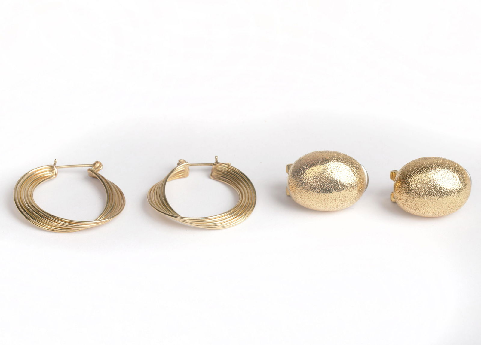 TWO PAIRS OF YELLOW GOLD EARRINGS (1 of 7)