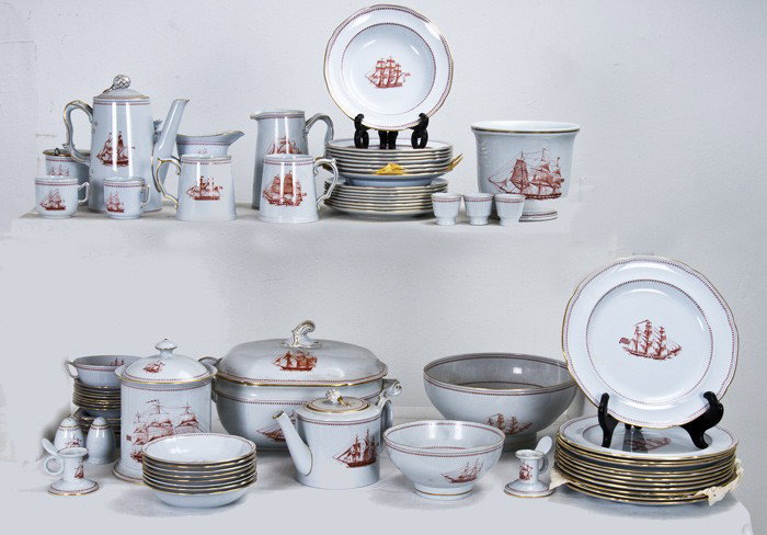 SPODE PORCELAIN DINNER SERVICE: Trade Winds-Red pattern 141 pieces comprising of twelve dinner plates, eight salad plates, eight soup bowls, eight bread and butter plates, eight cereal bowls, eight finger bowls, eight bouillon cups 