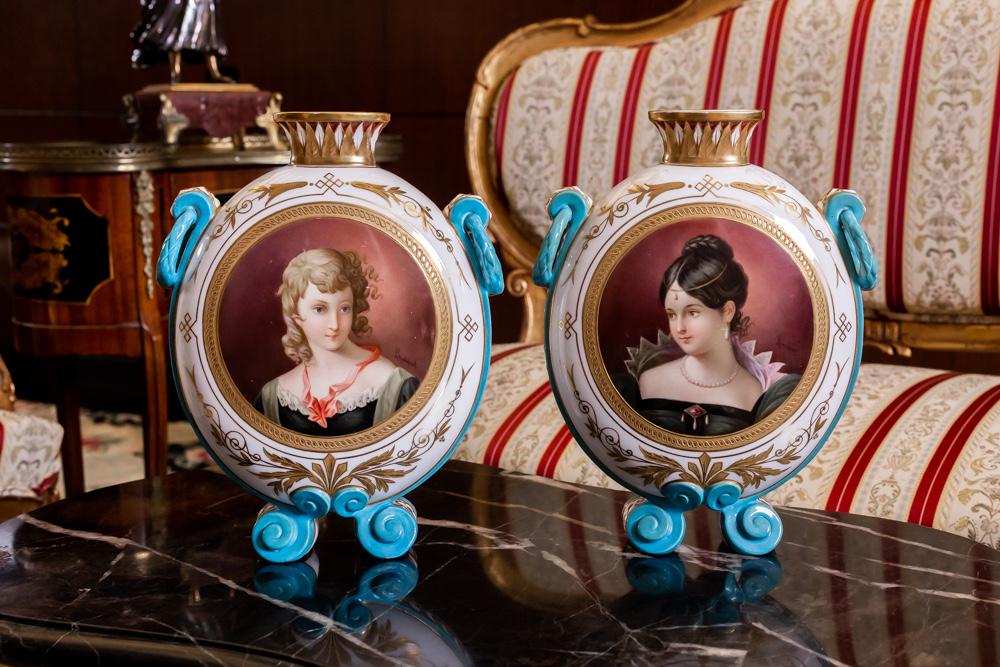 Larry Flynt Pair of Continental Porcelain Flask-Style Portrait Vases (1 of 10)