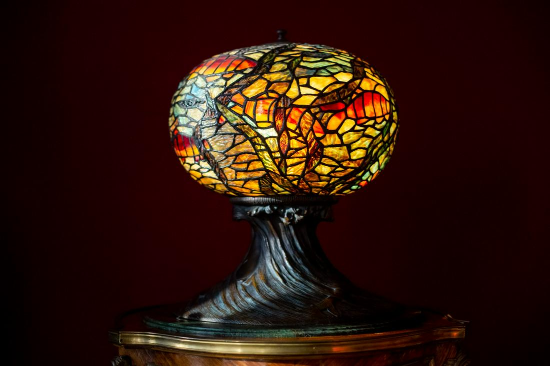 Larry Flynt Tiffany-Style Fishbowl Table Lamp (1 of 15)