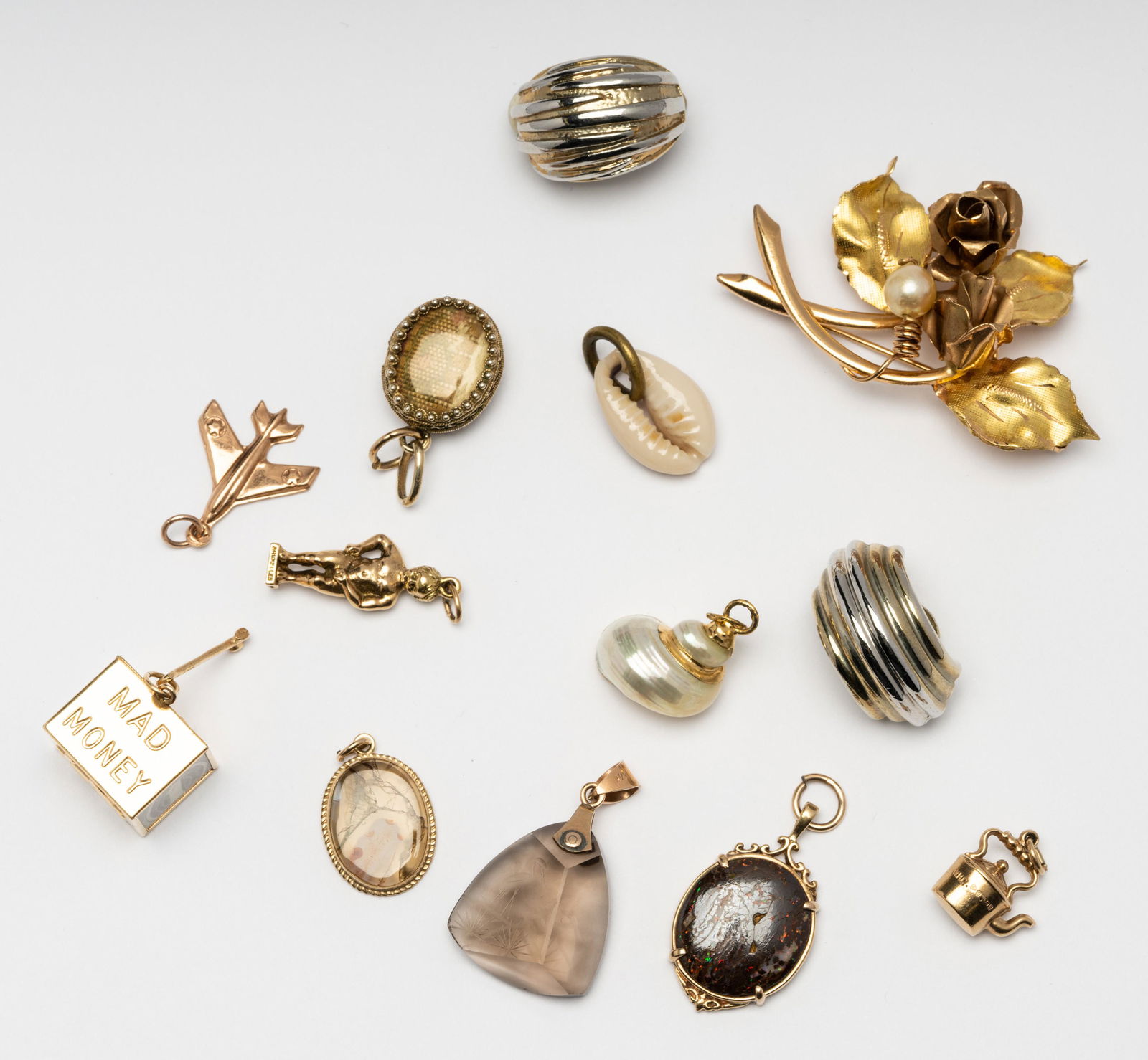Small Lot Of Gold and Gold Tone Misc. Jewelry (1 of 5)