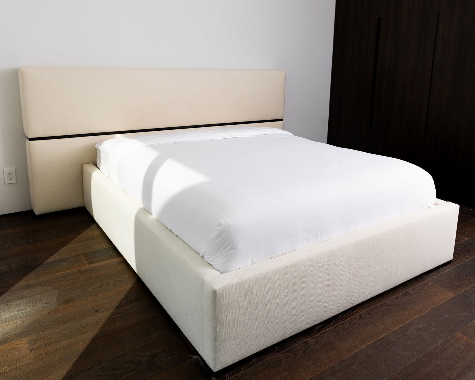 Nathan Anthony Queen Divano Bed (1 of 12)