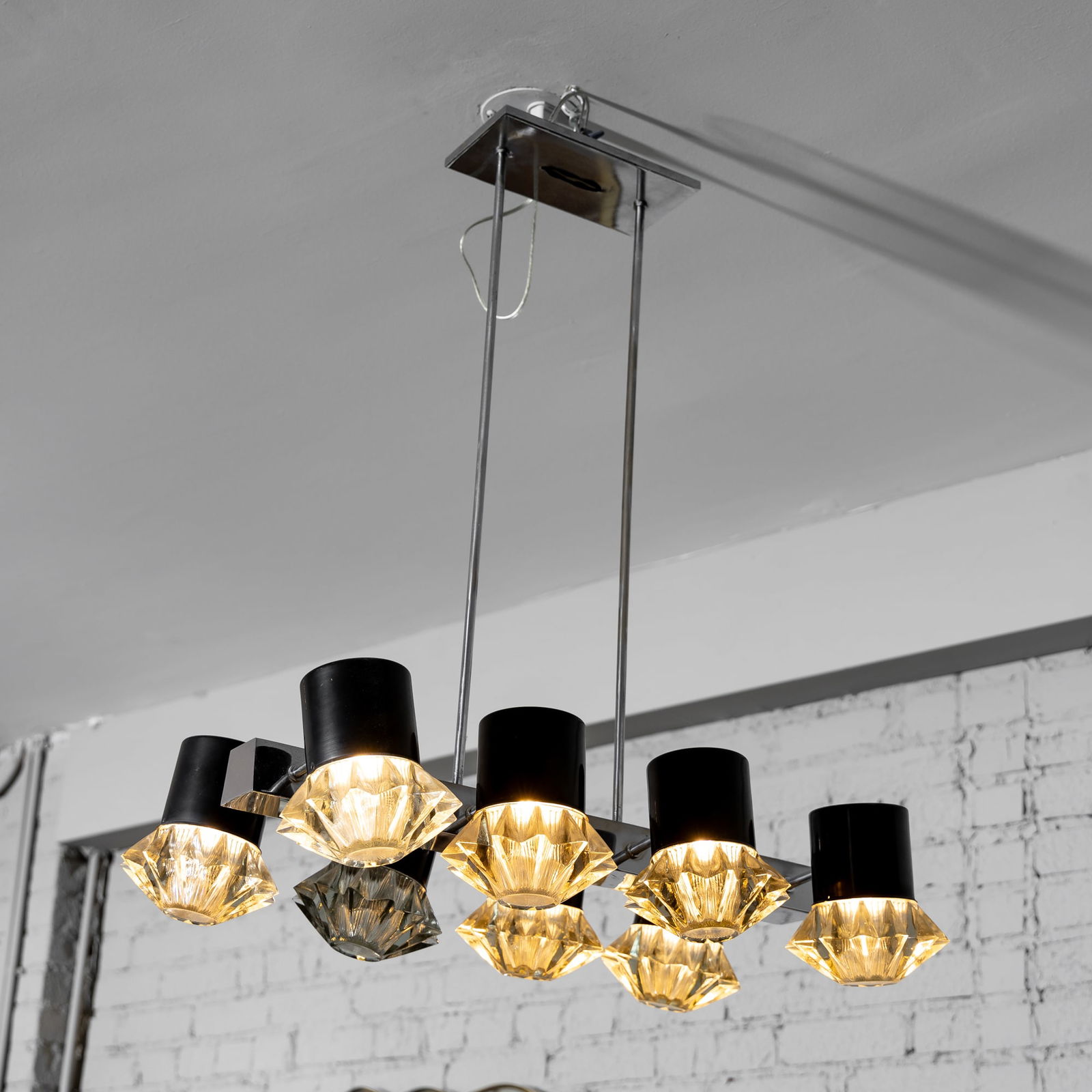 An Italian Mid-Century Eight-Light Chandelier (1 of 17)