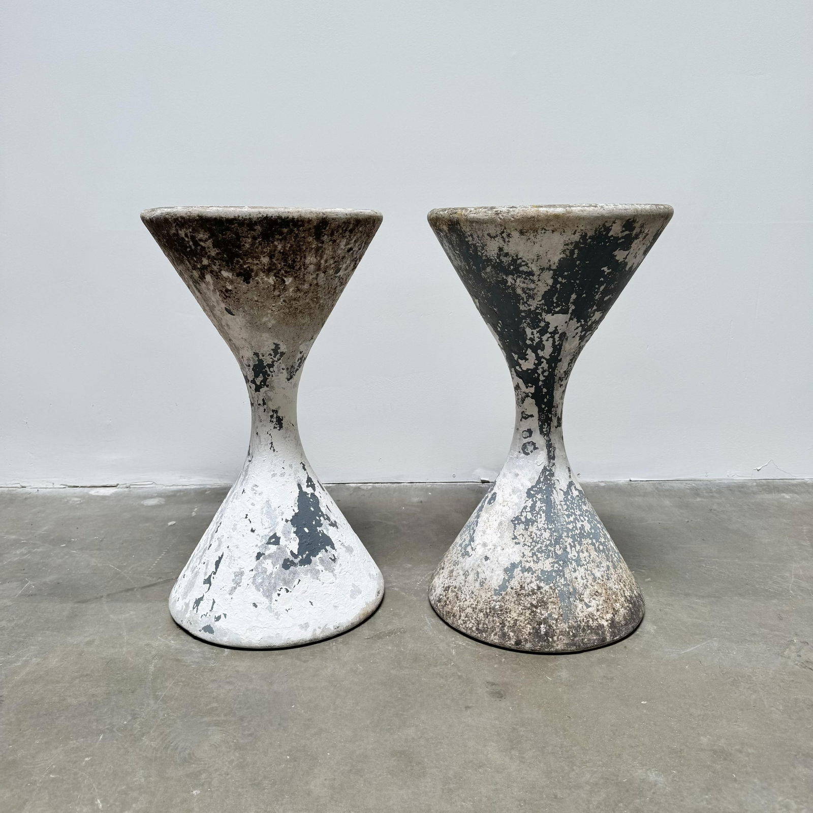 Willy Guhl for Eternit: Pair of Small Diabolo Planters (1 of 6)