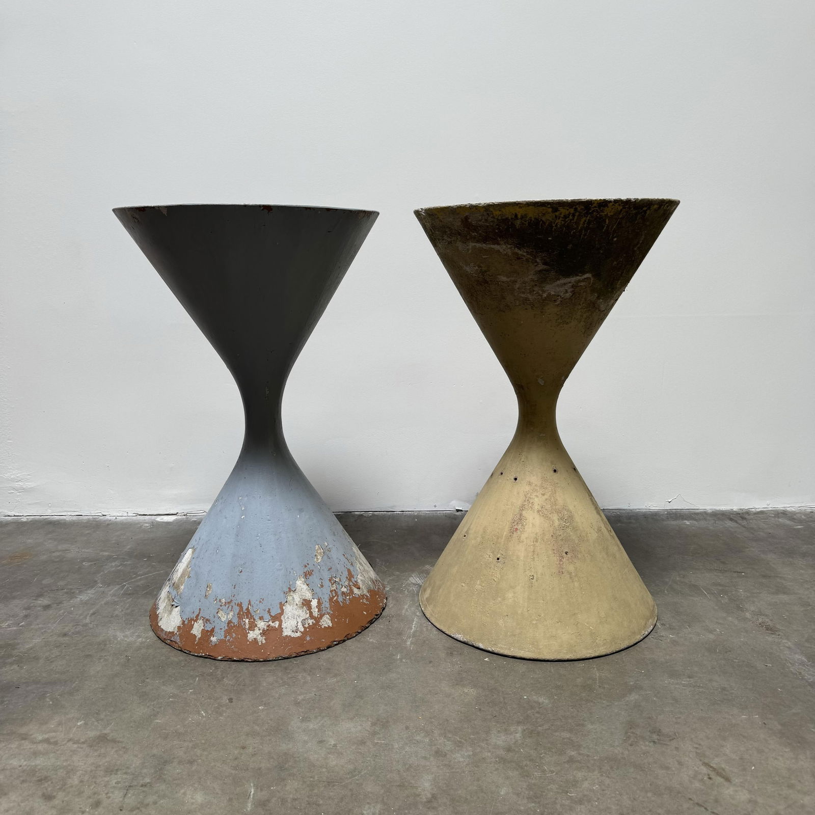 Willy Guhl for Eternit: Pair of Large Diabolo Planters (1 of 8)