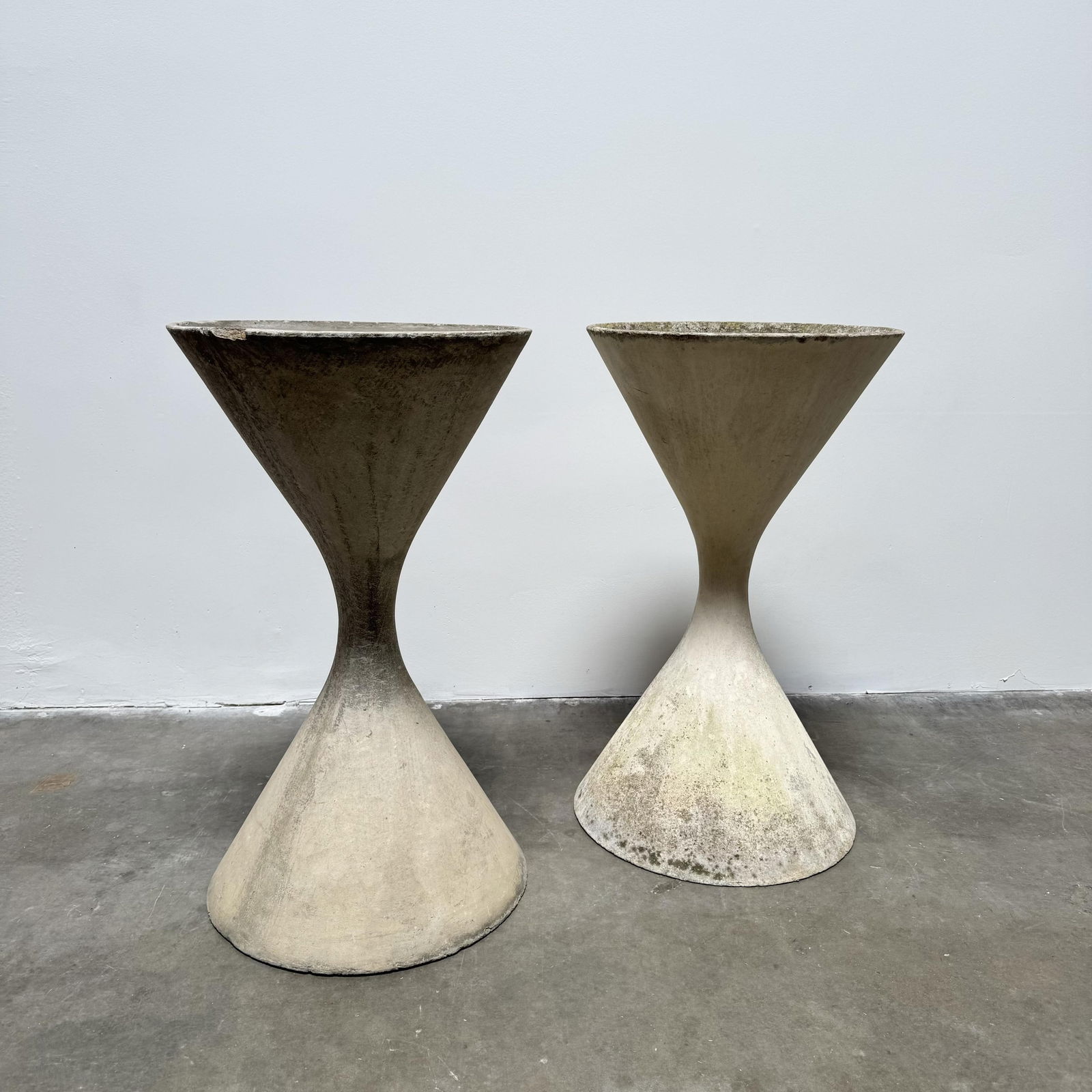 Willy Guhl for Eternit: Pair of Medium Diabolo Planters (1 of 13)