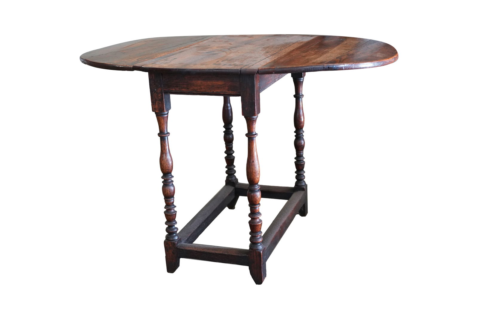 Oak Drop Leaf Table: open: Closed 26 x 16 x 28 in. (66 x 40.6 x 71.1 cm.)