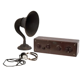 Atwater Kent Model 20 Compact Tube Radio Receiver