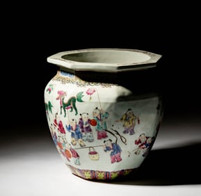 A Chinese Porcelain Octagonal Planter