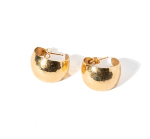14-KARAT YELLOW GOLD WIDE HAMMERED HOOP EARRINGS