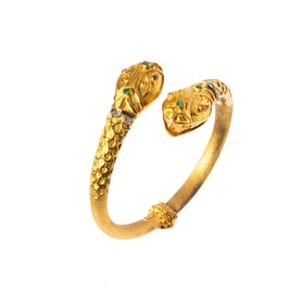 HIGH KARAT AND 18 KARAT YELLOW GOLD DOUBLE HEAD SERPENT GEMSET BANGLE BRACELET