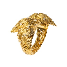 18-KARAT YELLOW GOLD WIDE FEATHER DIAMOND-SET BANGLE BRACELET