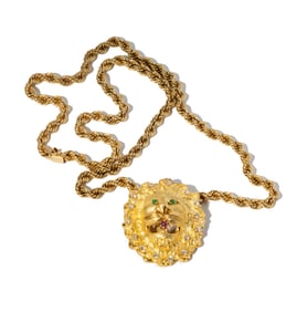 14-KARAT YELLOW GOLD ROPE CHAIN AND 18-KARAT YELLOW GOLD LARGE GEMSET LION PENDANT/BROOCH, HAMMERMAN
