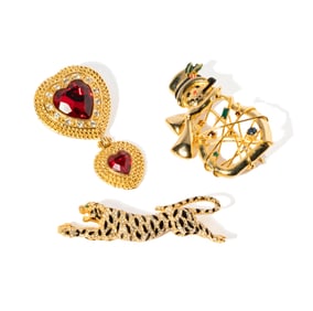 THREE COSTUME JEWELRY BROOCHES