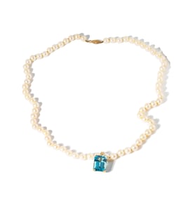 14-KARAT YELLOW GOLD STRAND PEARL NECKLACE WITH BLUE TOPAZ PENDANT
