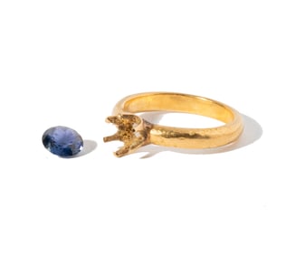 18 KARAT YELLOW GOLD SOLITAIRE RING SETTING WITH LOOSE SAPPHIRE