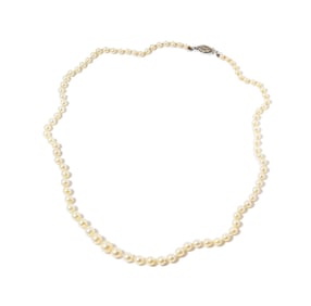 VINTAGE MIKIMOTO 14 KARAT WHITE GOLD AND CULTURED PEARL GRADUATED NECKLACE