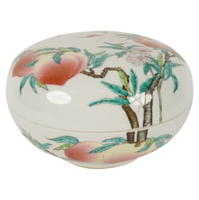 A Chinese Porcelain Round Covered Bowl