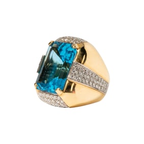 18 Karat Yellow Gold Blue Topaz Diamond Ring