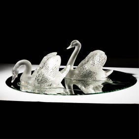 A Lalique Miroir Cygnes Glass Centerpiece