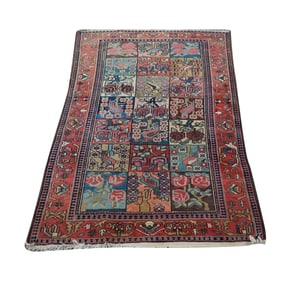 A Persian Bakhtiari Rug 4'5" x 6'6"