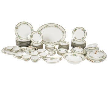 A Japanese Export Porcelain Service