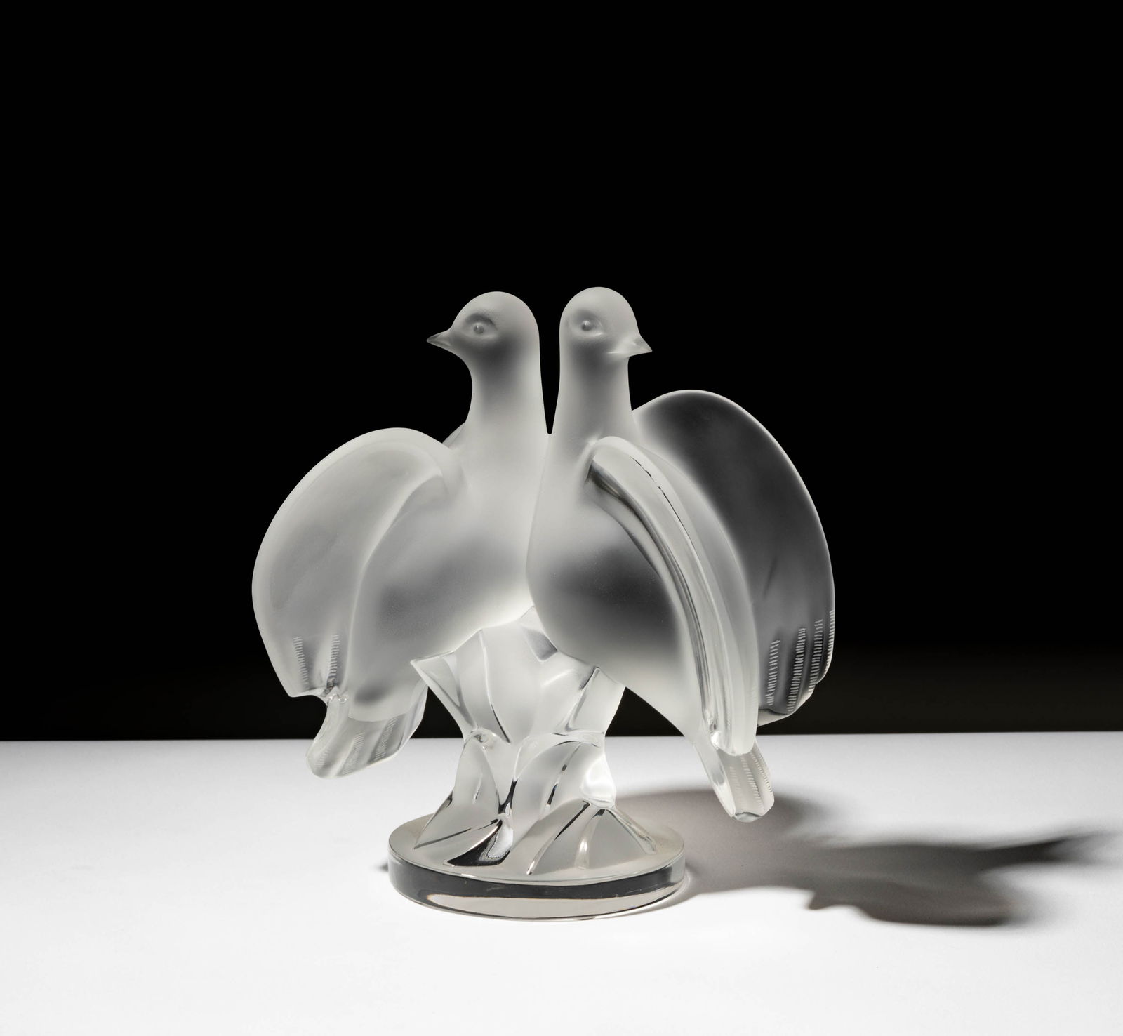 A Lalique Glass Dove Sculpture (1 of 8)