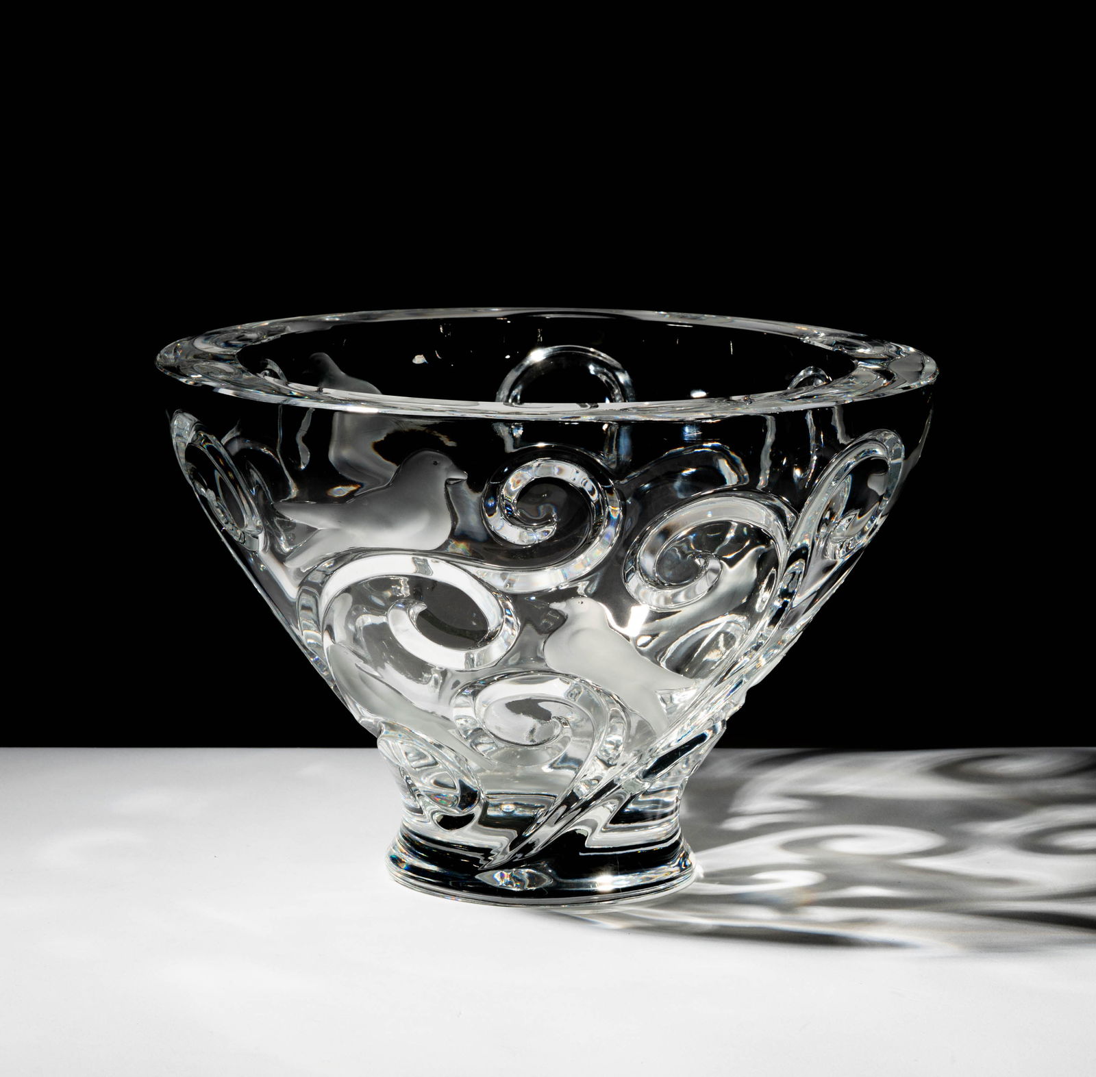 A Lalique Glass Verone Vase (1 of 8)