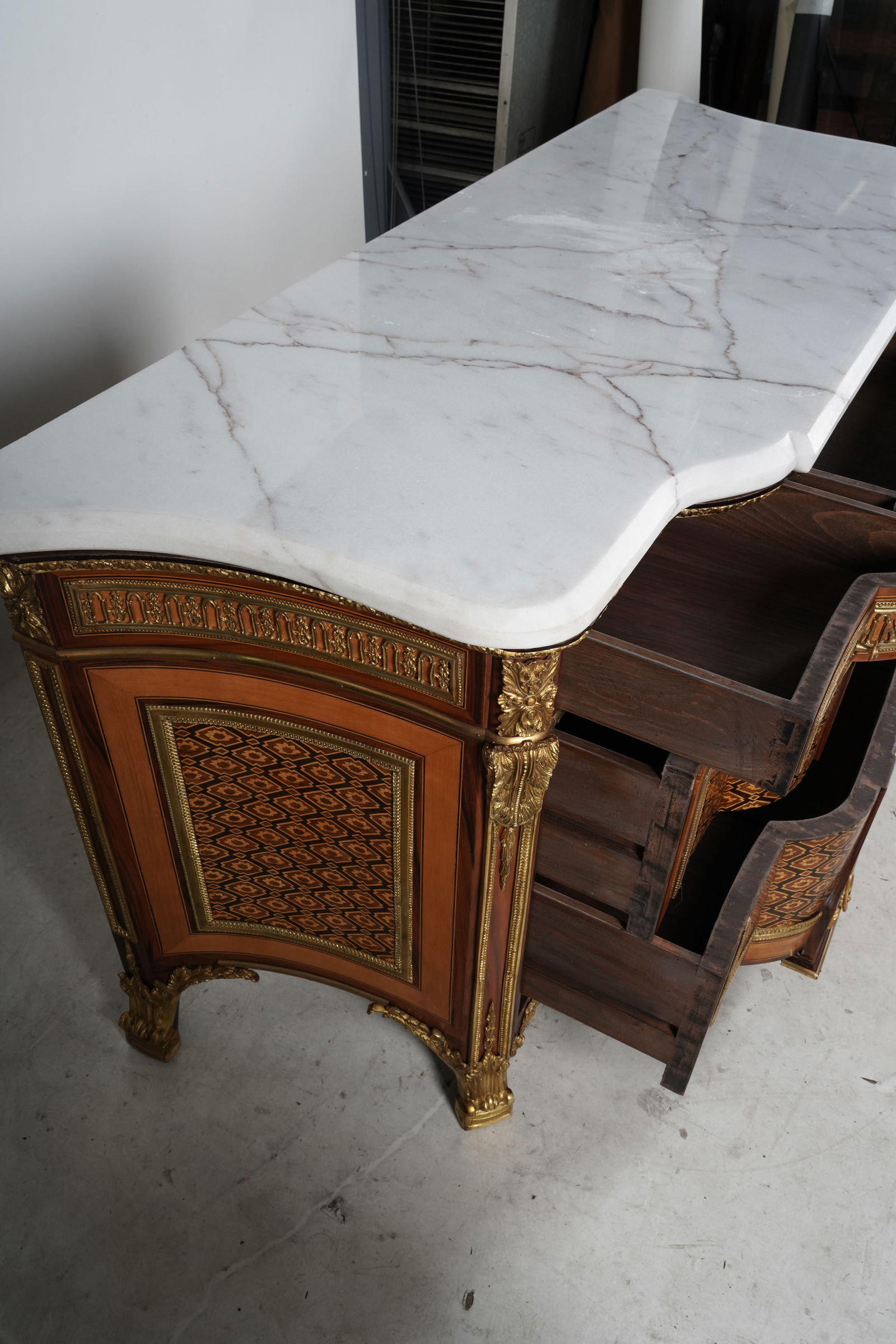 A Regence-Style Marble-Top Commode - 12