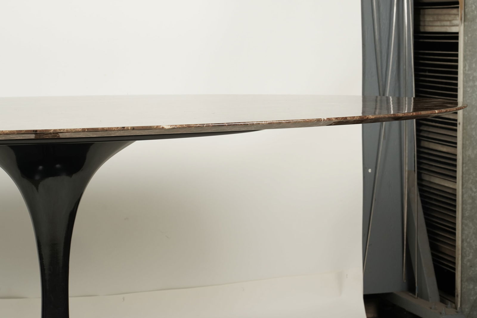 Saarinen Marble Top Medium Oval Dinning Table - 3