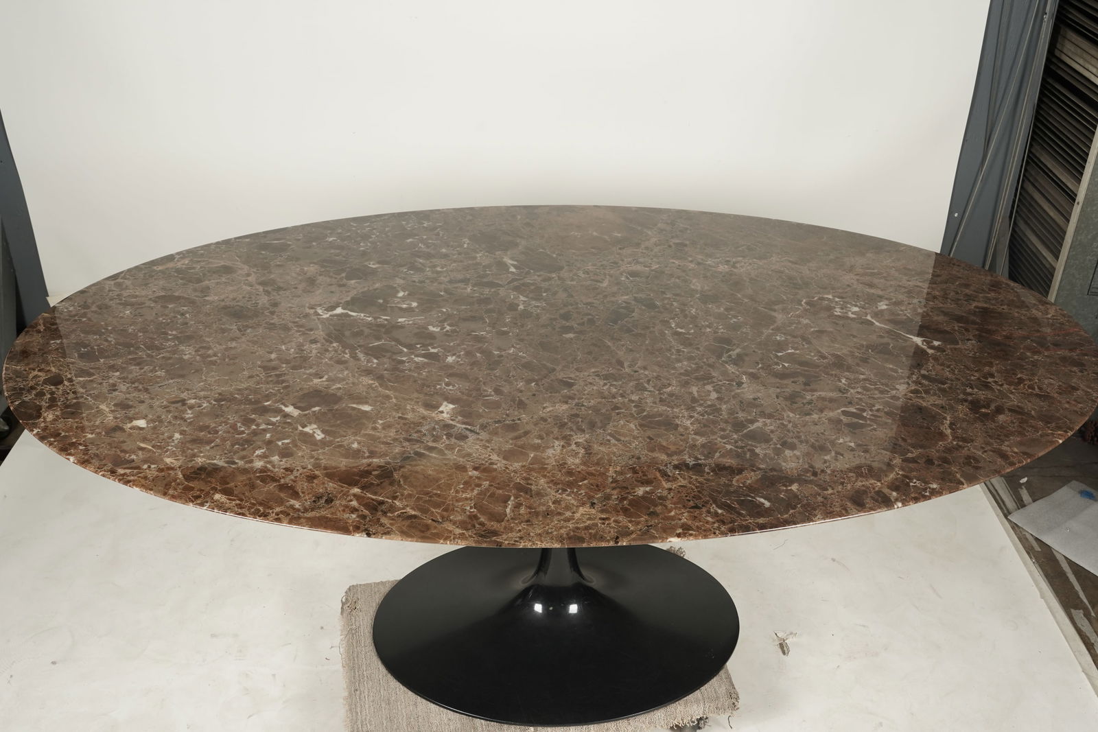 Saarinen Marble Top Medium Oval Dinning Table - 5