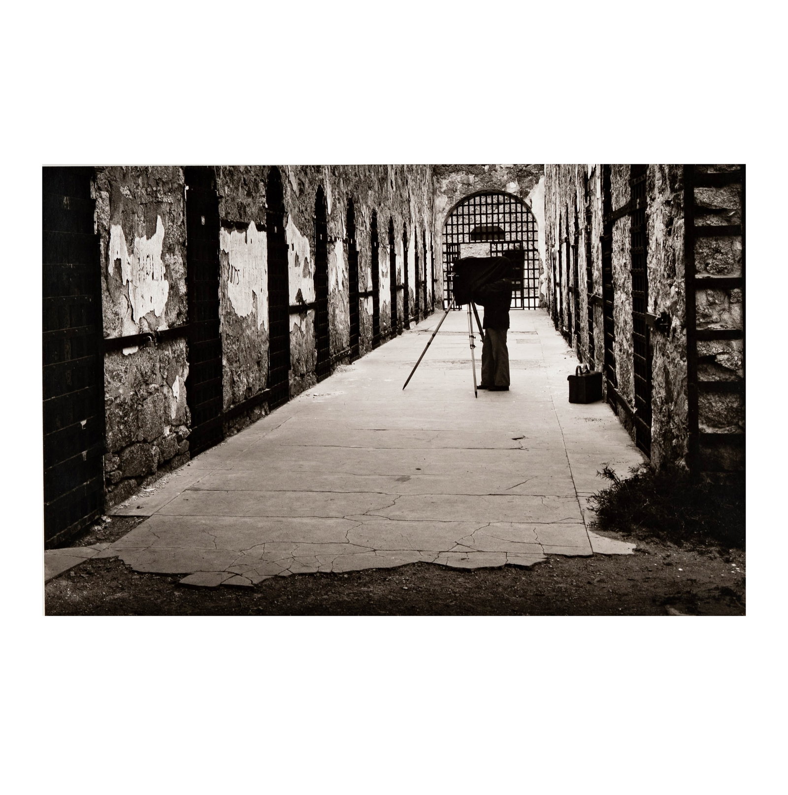 Max Yavno (1911-1985), Aaron Siskind at Old Yuma Jail (1 of 8)