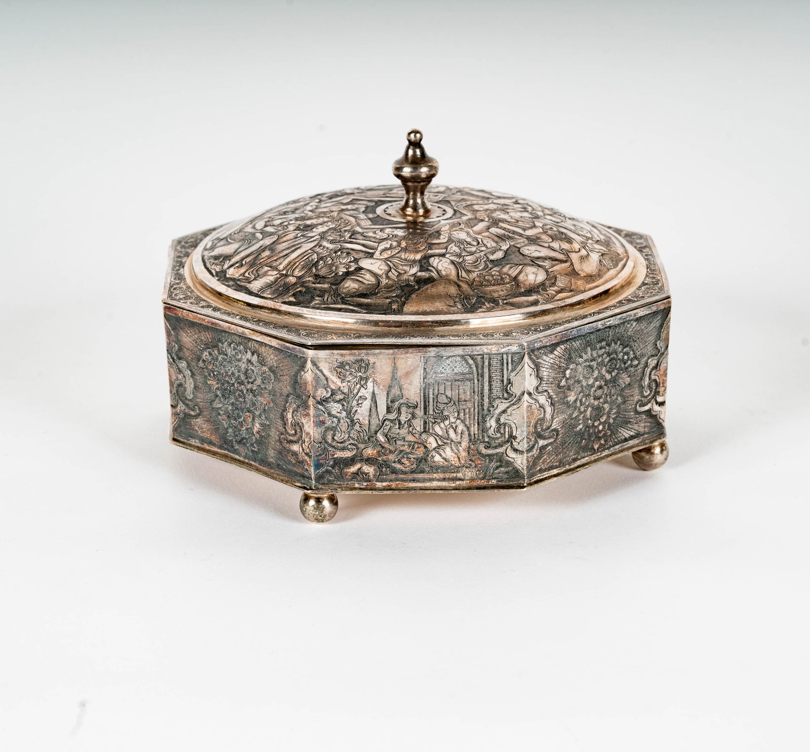 A Persian 84-Standard Silver Octagonal Table Box - 4
