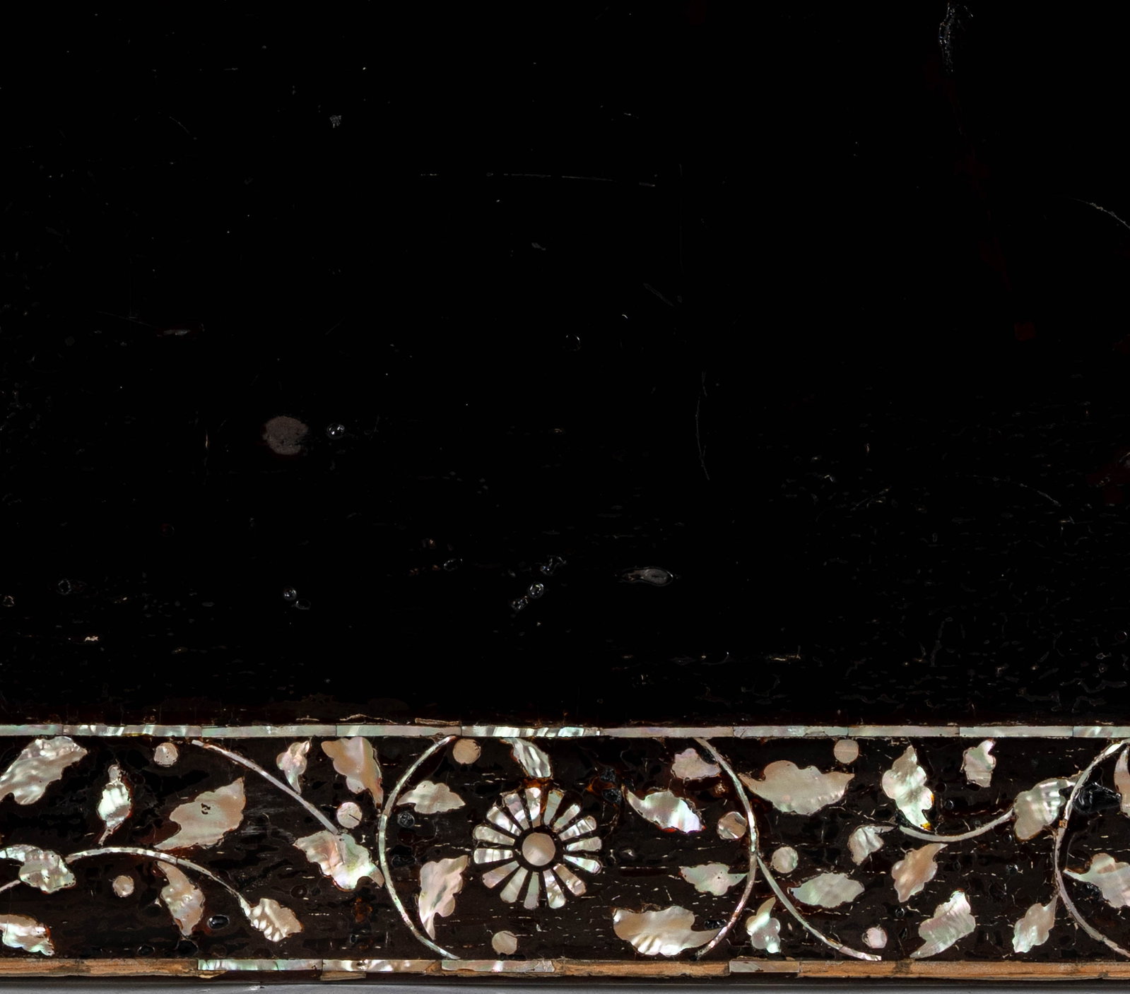 A Korean Lacquer Inlaid Low Table - 7