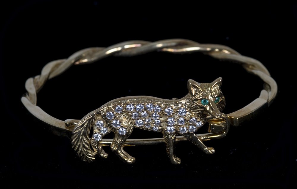 18K GOLD & PAVE DIAMOND BRACELET: twisted bracelet with a fox inset with pave diamonds 20 dwts (31.1 grams) 2 5/8 inches diameter