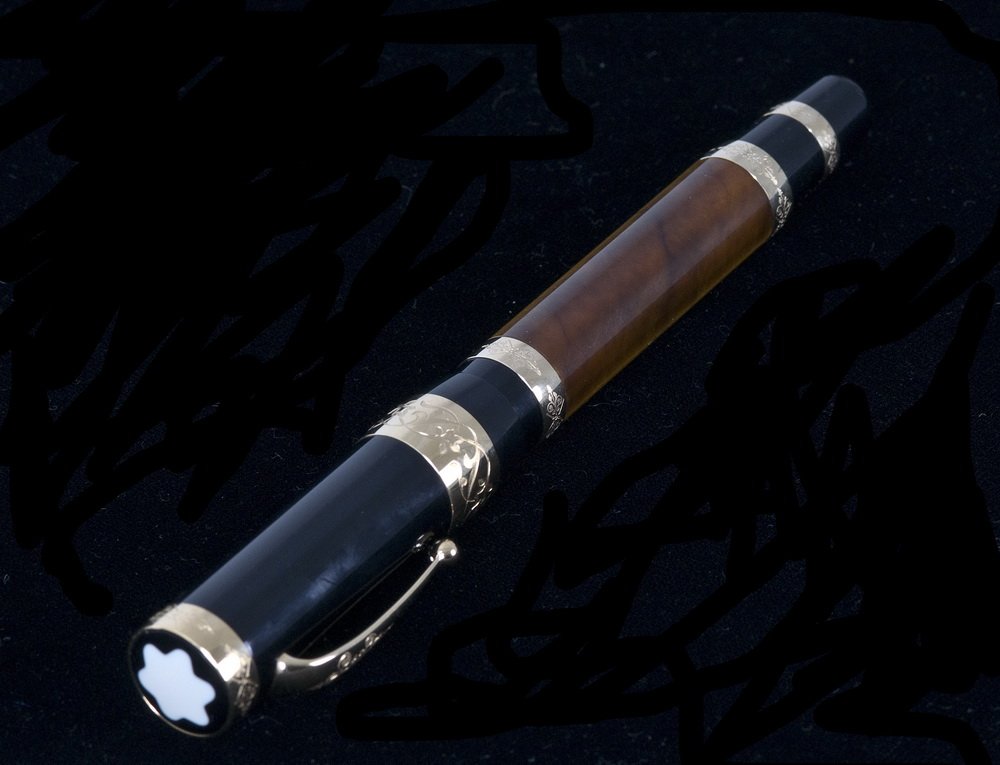MONTBLANC BLACK AND GOLD FOUNTAIN PEN: Francois I limited edition of 4810 as tribute to art and culture in past centuries; 750/18K gold nib; tiger eye and black with gold bands 5 3/4 inches