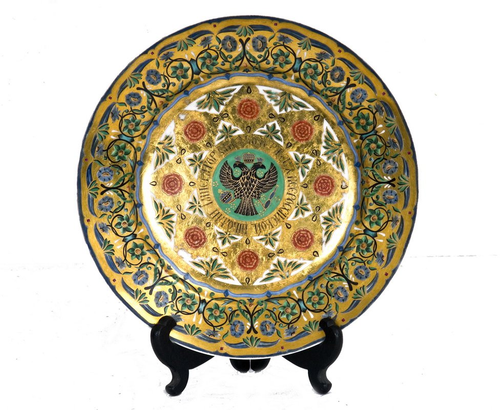 RUSSIAN IMPERIAL PORCELAIN SERVICE PLATE: RUSSIAN IMPERIAL PORCELAIN FACTORY PLATE FROM THE KREMLIN SERVICE, PERIOD OF NICHOLAS I center cavetto painted with a black double-headed Imperial Eagle with crown, orb and scepter and surrounded by a